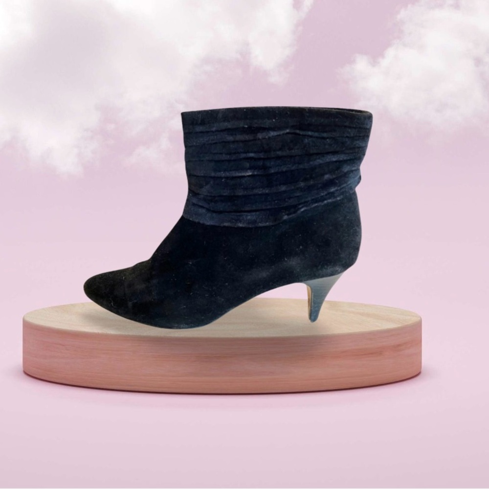 Vintage Black Suede Gloria Vanderbilt Ankle Boots with Kitten Heel. 7